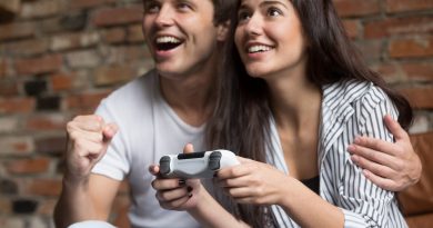 PlayStation czy XBOX – co jest lepszym wyborem dla gamera? Wesoła para grająca na kosnoli