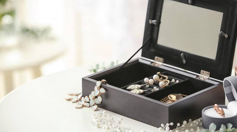 Dlaczego warto trzymać biżuterię w szkatułce?